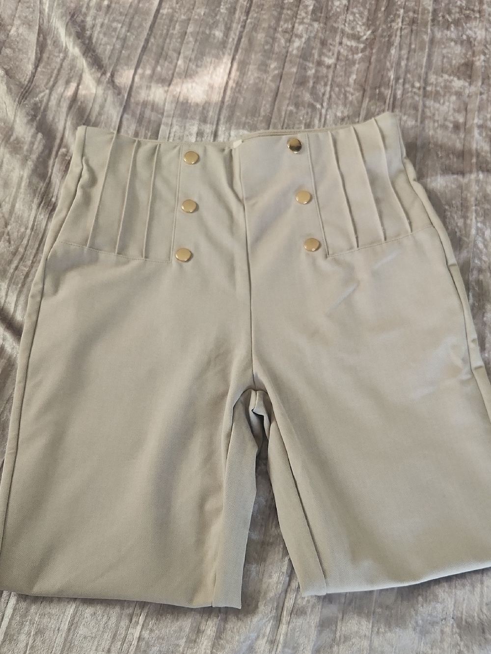 HALARA High-Waist Sailor Leggings in Light Beige with Gold Buttons